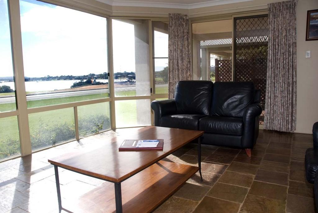 Pelican Shore Oceanfront Villa 6 Калбаррі Номер фото
