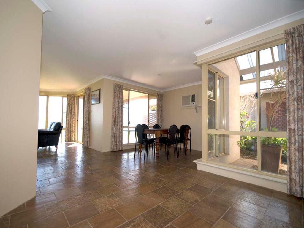 Pelican Shore Oceanfront Villa 6 Калбаррі Номер фото